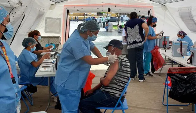 Las vacunas son el mejor medio para protegerse de la COVID-19. Foto: La República