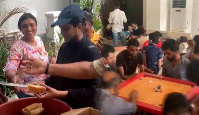 Ciudadanos han organizado picnics y comparten alimentos dentro del palacio presidencial de Sri Lanka. Foto: Sky News