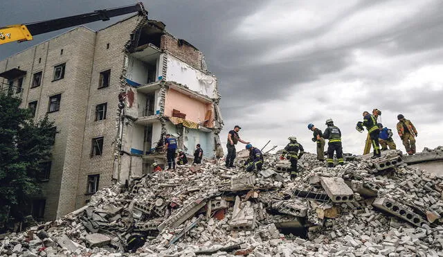 Rescate. Cuadrilla indaga entre los restos de un edificio tras que este recibiera el fuego de la artillería rusa, en Chasiv Yar, al este de Ucrania. Foto: AFP
