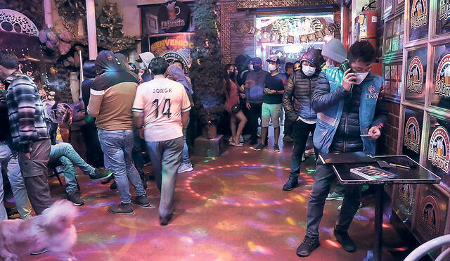 En la mira. Los bares y discotecas, al ser espacios cerrados y con aglomeración, pueden generar incremento de casos, según el ministro de Salud, Jorge López. Foto: difusión