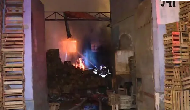 Se estiman cuantiosas pérdidas a causa del incendio. Foto: captura/América TV