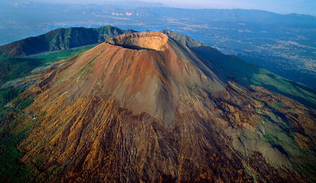 El hombre se salvó milagrosamente de las lesiones tras caer en el cráter del volcán más famoso del mundo, pero necesitó una gran operación de decenas de socorristas para sacarlo. Foto: DailyStar