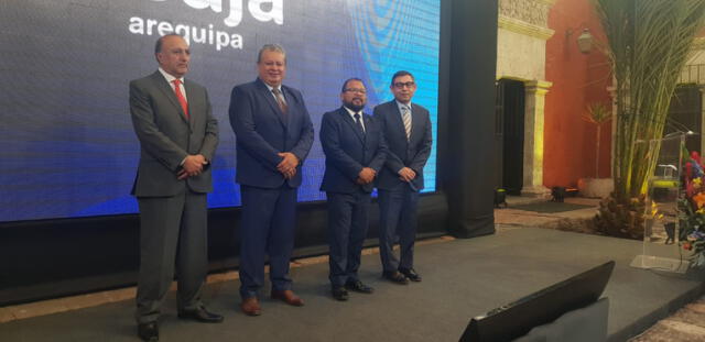 Omar Candia y altos ejecutivos de la Caja Arequipa. Foto: URPI/Alexis Choque