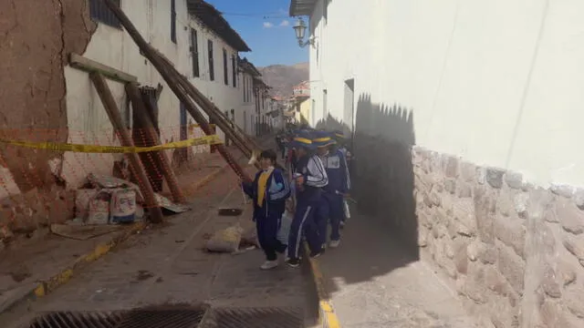 Los escolares tienen que sortear los pesados troncos que sostienen la deteriorada vivienda de adobe que data de época republicana. Foto: Luis Álvarez/La República