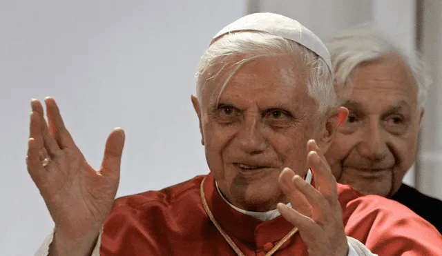 Benedicto XVI hace gestos mientras su hermano mayor, Georg Ratzinger, mira en una celebración religiosa en 2006. Foto: AFP
