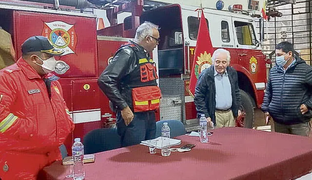 Con ellos. Woodman (segundo de la derecha) dirige el patronato de apoyo a bomberos. Foto: difusión