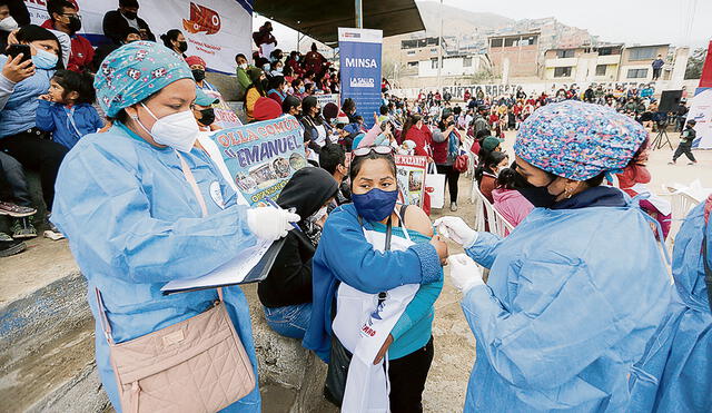 Protegidos. Cientos de personas, entre dirigentes y usuarios de las ollas comunes, completaron su esquema de vacunación. Foto: Minsa