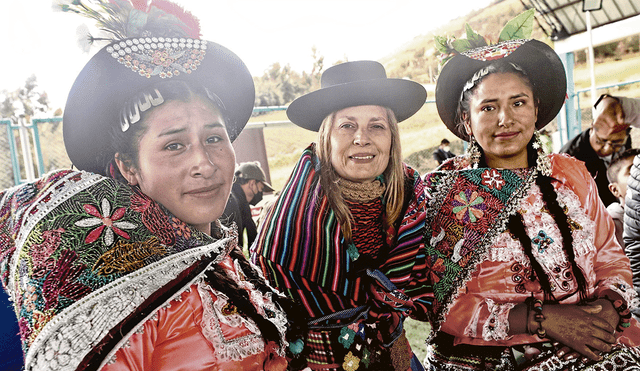 De visita. Maricarmen Alva estuvo en la región Huancavelica en mayo, como parte de sus actividades parlamentarias, y se presentó como se muestra en la foto. Foto: difusión