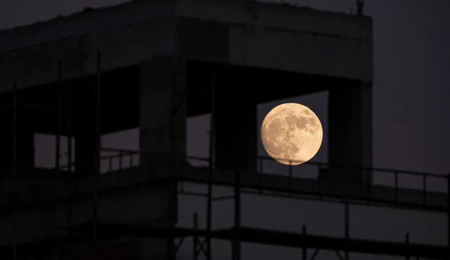 Nuestro satélite natural alcanzó hoy su fase de luna llena. Pero, por coincidir con su mayor cercanía con la Tierra, originará una superluna. Foto: AFP