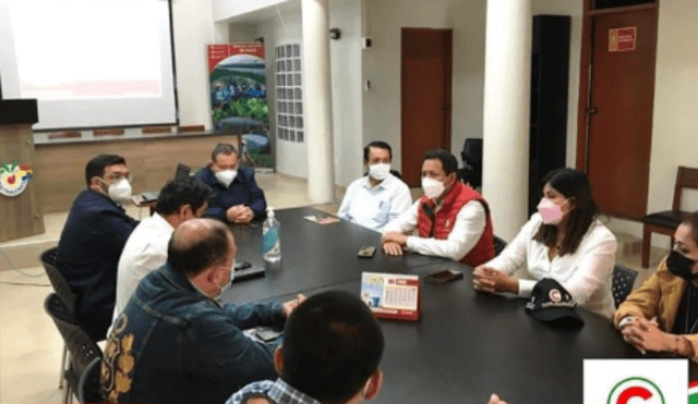 Clemente Flores, quien viste chaleco de color rojo con el símbolo de su movimiento regional, publicó fotos de la reunión en sus redes sociales. Foto: Consejo Regional de Lambayeque/Facebook