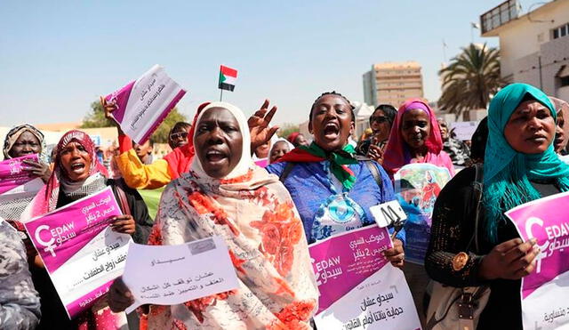 Mujeres manifestándose en favor de la igualdad salarial y para la abolición de las leyes discriminatorias contra las mujeres en Sudán, en enero de 2020. Foto: EFE