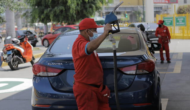 El precio de los combustibles en el Perú continúa elevado, principalmente debido a factores externos. Foto: Gerardo Marín/La República