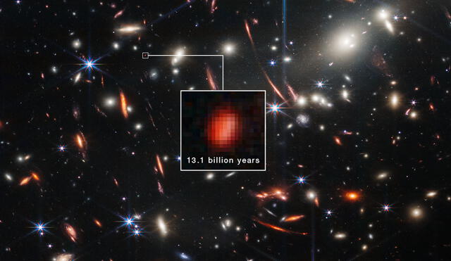 Una galaxia de 13.100 millones de años es revelada por un efecto de la gravedad en la imagen tomada por el telescopio James Webb. Foto: NASA