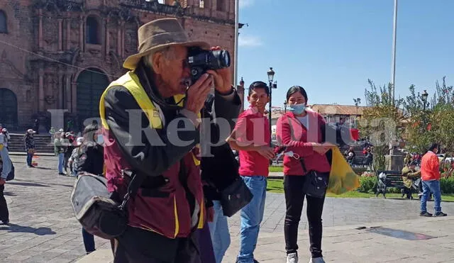 Cada día y como hace 70 años, Serapio Vargas sale a trabajar en la Plaza del Cusco. Foto: Alexander Flores / La República