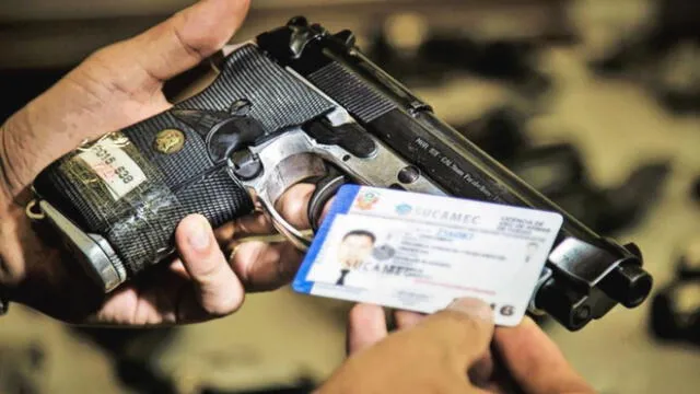 Ceder o prestar un arma de fuego a una persona que no tiene licencia es una falta muy grave. Foto: Sucamec