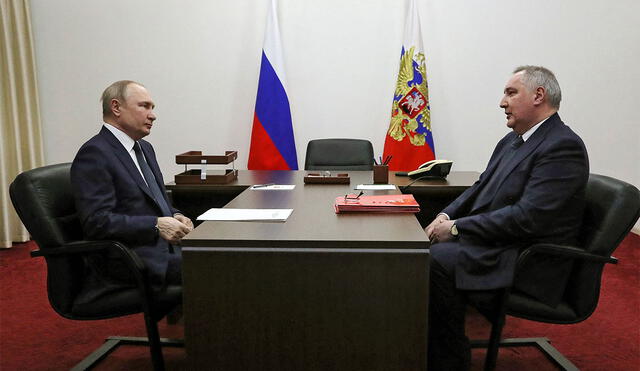Vladímir Putin en una conversación con Dmitri Rogozin, ahora exjefe de Roscosmos. Foto: AFP
