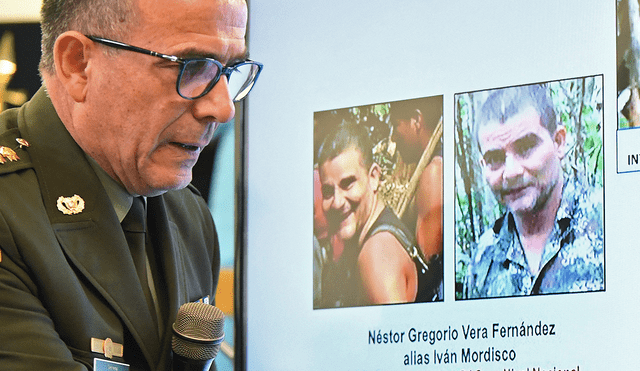 El comandante de la policía colombiana, Jorge Luis Vargas, hace una presentación sobre el asesinato, Néstor Vera, alias Iván Mordisco. Foto: AFP