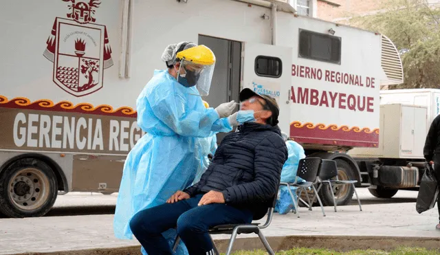 Brigadas de salud aplicaron pruebas de descarte de COVID-19 a vecinos de inmediaciones de Parque El Dorado. Foto: Geresa Lambayeque