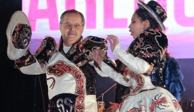 Marco Falconi participó con un baile de saya acompañado de una señorita. Foto: Cortesía de Tv Mundo Arequipa