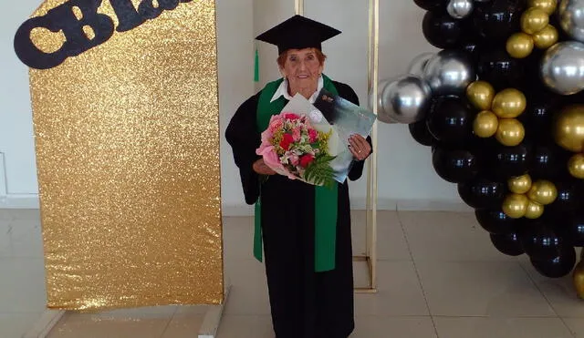 La mujer de 84 años culminó sus estudios en el Centro Bachillerato Tecnológico Agropecuario (CBTA). Foto: Facebook/El Tiempo