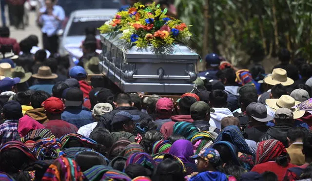 Aldea maya despide a adolescente de 13 años que murió en remolque de migrantes en EE. UU. Foto: AFP