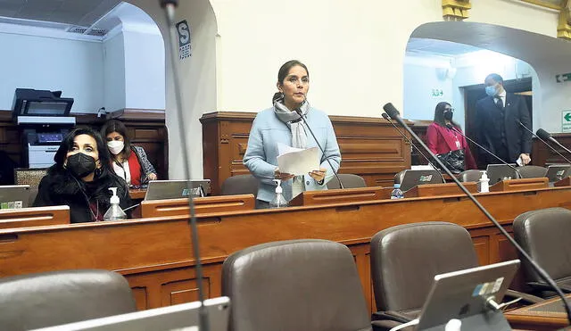 Patricia Juárez mira con angustia el momento de la votación del proyecto de bicameralidad que incluye la reelección de los congresistas. Al final se quedó con 71 votos. Necesita 87. Foto: difusión