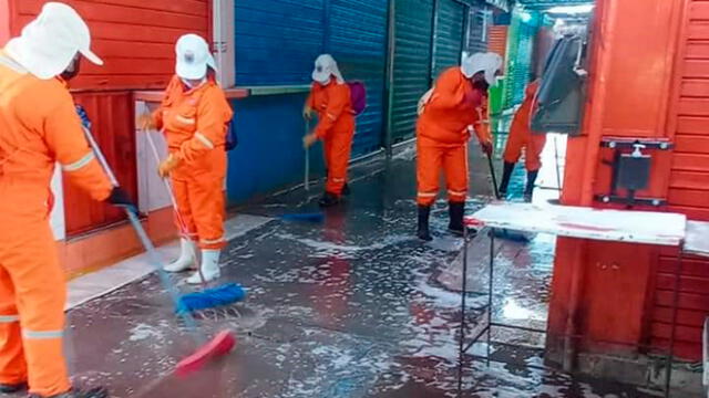 Personal de la municipalidad realizó jornada de limpieza de los mercados de Talara. Foto: La República
