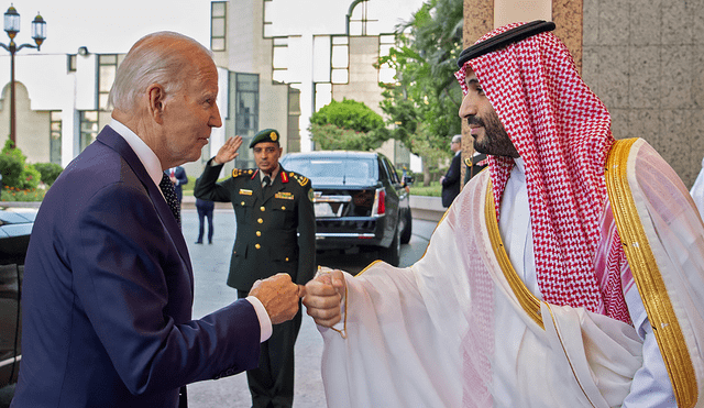 Al príncipe heredero de Arabia Saudita, Mohammed bin Salman (derecha), chocando los puños con el presidente de los Estados Unidos, Joe Biden. Foto: AFP