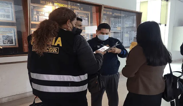 Autoridades policiales y fiscales participaron en la detención de agente del orden en la ciudad de Lima. Foto: Ministerio Público