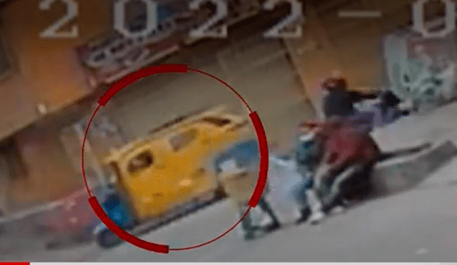 La mujer habría sido ayudada por su pareja, quien llegó en una mototaxi. Foto captura de video/"América noticias"