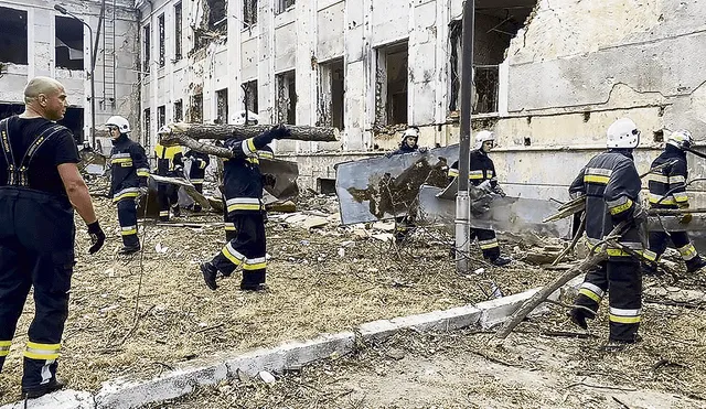 Cohetería. Bomberos y rescatistas trabajando en un edificio dañado por los misiles rusos en un bombardeo en Mykolaiv, en la región este de Ucrania. Foto: EFE