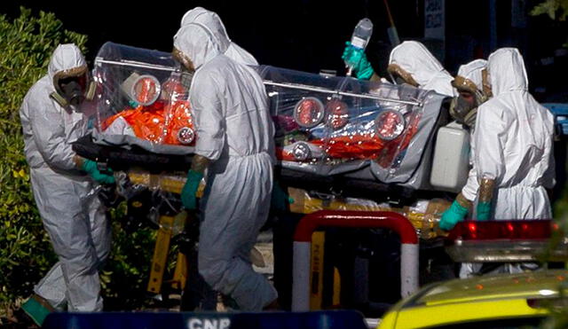 Trabajadores de salud con un paciente infectado por el virus de Marburgo. Foto: EPA