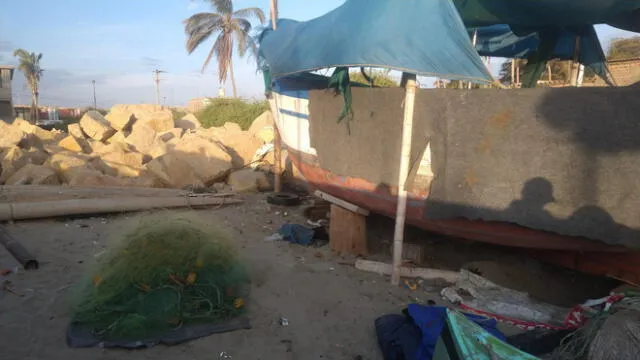 El enrocado en el balneario también perjudica las embarcaciones. Foto: La República