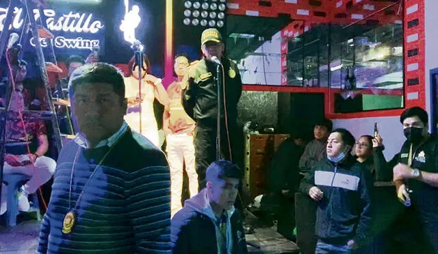 Vínculo. El general Max García durante un operativo en una discoteca en Chiclayo, junto con su brazo derecho, el suboficial Ray Velásquez (abajo, a la izquierda). Foto: difusión