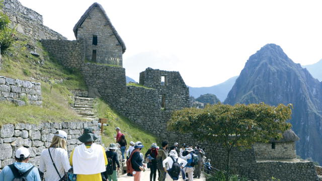 Maravilla. Visitantes nacionales y extranjeros deseosos de recorrer la ciudad inca. Foto: La República/Archivo