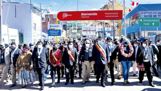 En Puno. Premier participó en ceremonia por aniversario de la localidad de Desaguadero. Foto: La República