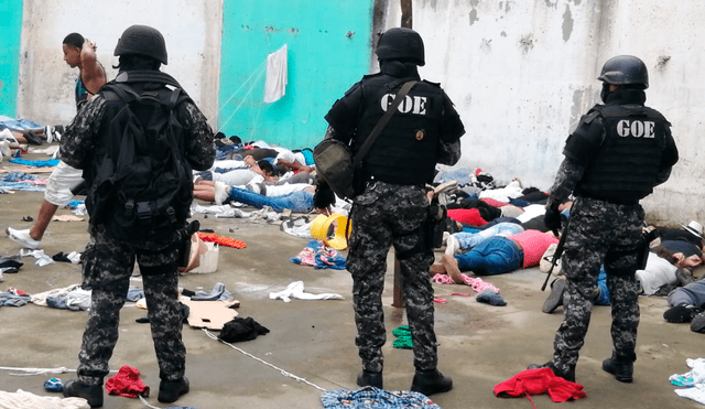 Policías y soldados reprimen un intento de motín en la prisión de Santo Domingo de los Colorados, en mayo pasado. Foto: referencial/AFP