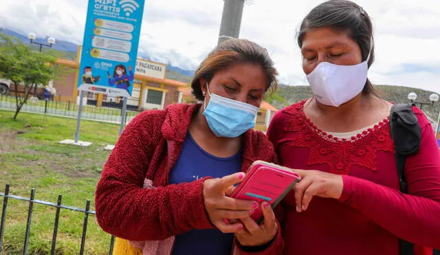 La tasa de posesión de teléfonos inteligentes en hogares creció en todos los ámbitos, destacándose en el área rural, donde pasó de 39,9% (2016) a 70,3% (2021). Foto: Osiptel