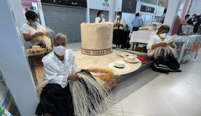 Las artesanas de Ciudad Eten elaboran el sombrero más grande que presentarán en feria por Fiestas Patrias. Foto: Rosa Quincho/ URPI-LR