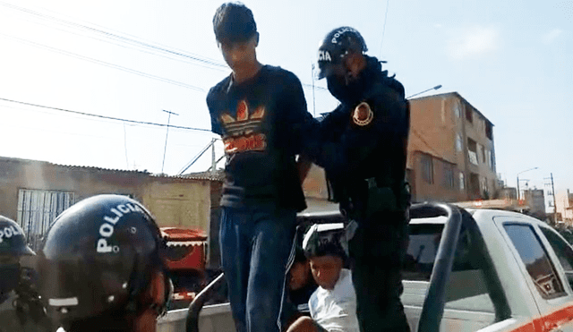 Asaltantes fueron trasladados a una dependencia policial para las investigaciones. Foto: captura de vídeo
