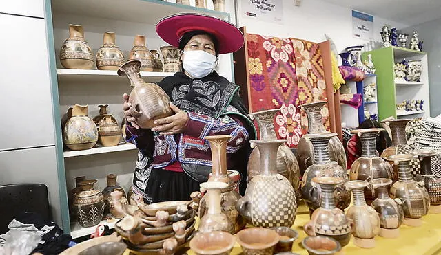 Cerámicas. Una artesana muestra uno de sus bellos trabajos realizado con la arcilla. Foto: difusión