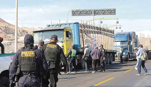 Cierre. Pobladores cerraron vías de ingreso a Puno. Foto: La República