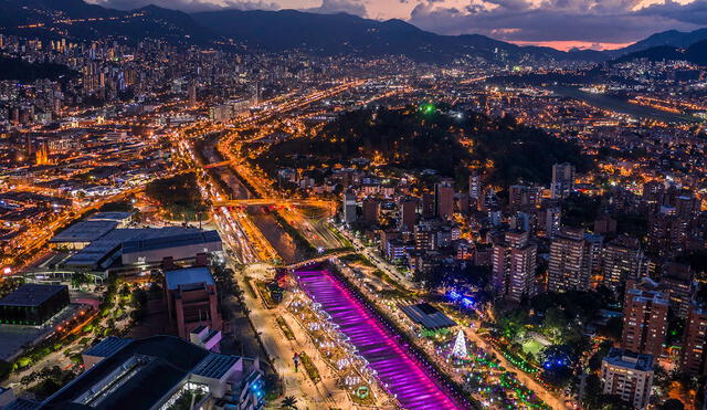 Vista panorámica del paisaje urbano de Medellín, Colombia.