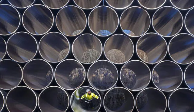 Un empleado inspecciona tuberías apiladas para el gasoducto de gas natural Nord Stream, en la bahía de Mukran, al noreste de Alemania. Ducto paralizado por mantenimiento trae gas desde Rusia. Foto: EFE