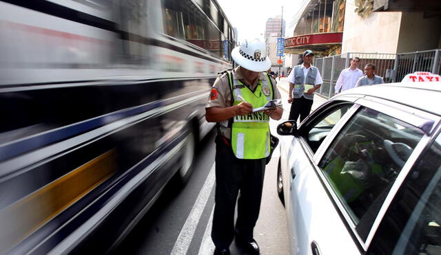 De acuerdo con el MTC, los conductores no podrán exceder los 30 km/h en calles y jirones, y los 50 km/h en avenidas. Foto: La República.
