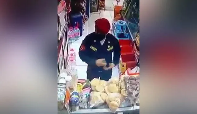 Policía saca disimuladamente la palta y luego actúa como si nada hubiera pasada. Foto: Captura Moquegua observadora