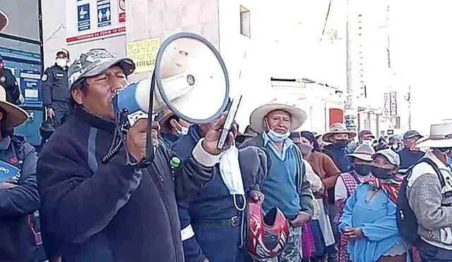 Público. Reunión fue ante cientos de manifestantes. Foto: La República