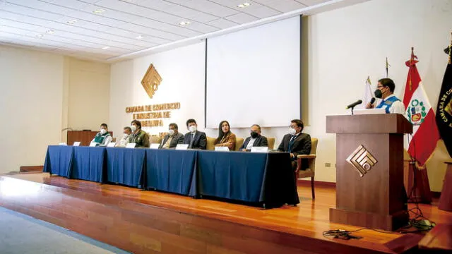 Acuerdo. Funcionarios firmaron convenio de trabajo. Foto: La República