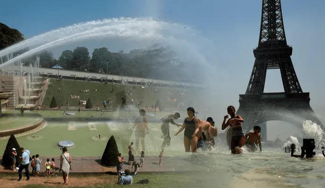 Cientos de franceses sofocan las altas temperaturas en Francia dándose un chapuzón en las fuentes del Trocadero. Foto: AFP