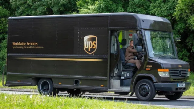 Transporte de los trabajadores de la empresa UPS. Video: Twitter/John-Carlos Estrada